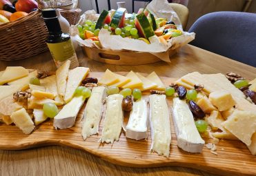 Small snacks - finger food - catering - Bryan Adams - Pula Arena - Amfiteatar - concert - board - plate - fruit - cheese - Istria Cooking